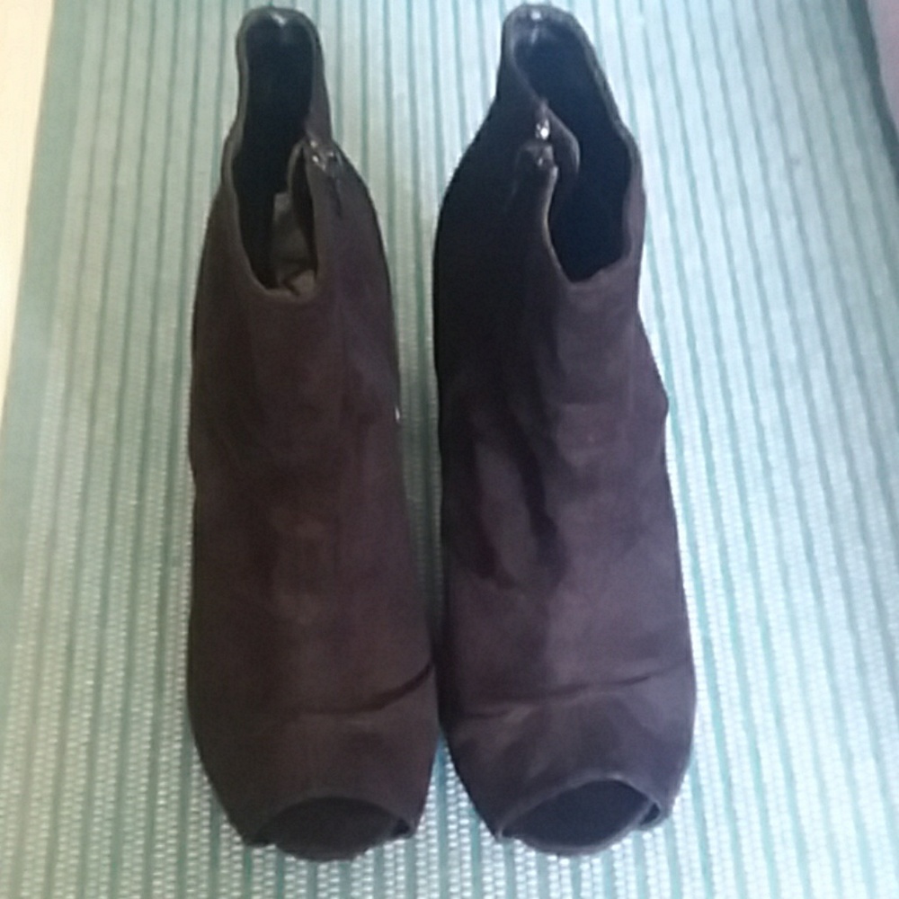 MIA peep toe black faux suede ruched ankle boots w/ platform and heel. like new!